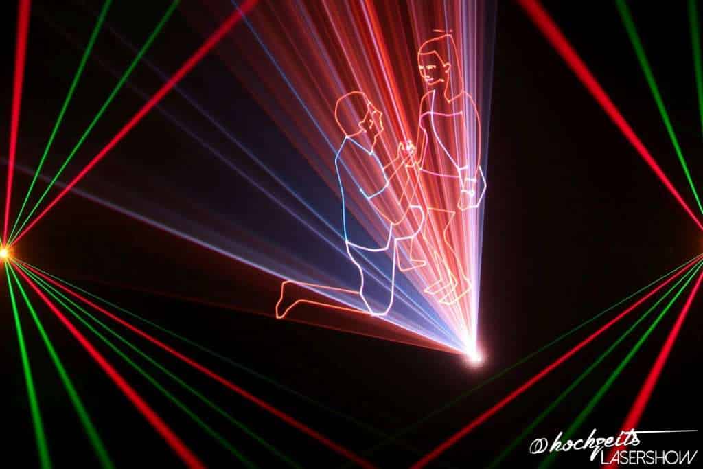 Kniefall Heiratsantrag in einer Lasershow dargestellt